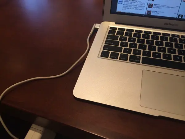 長い机にMacBookAirを置いた