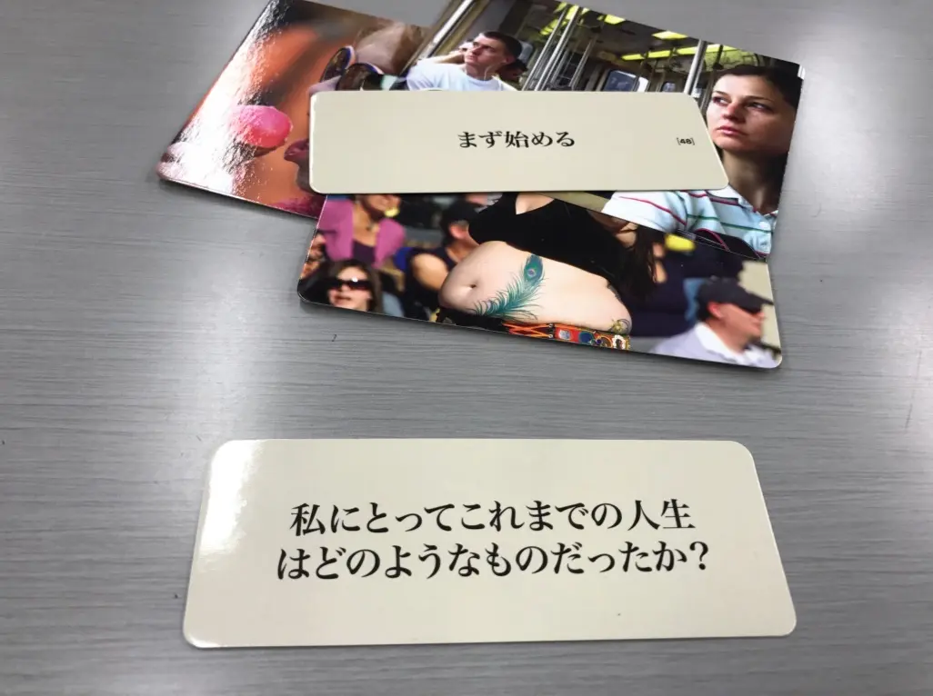 3枚のカードと2枚の日本語カード