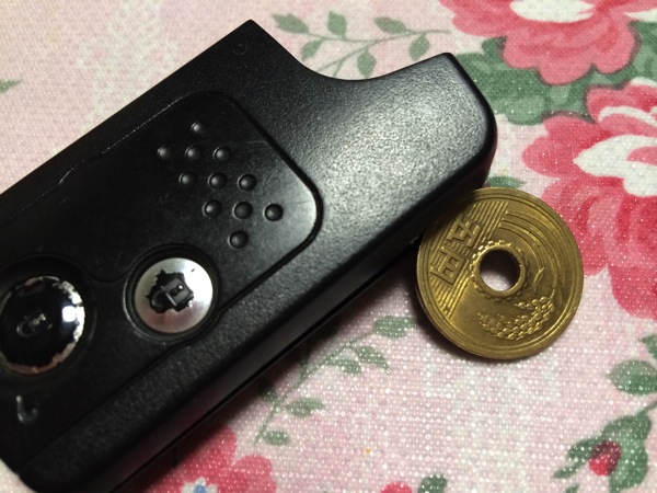 その溝に硬貨を入れた