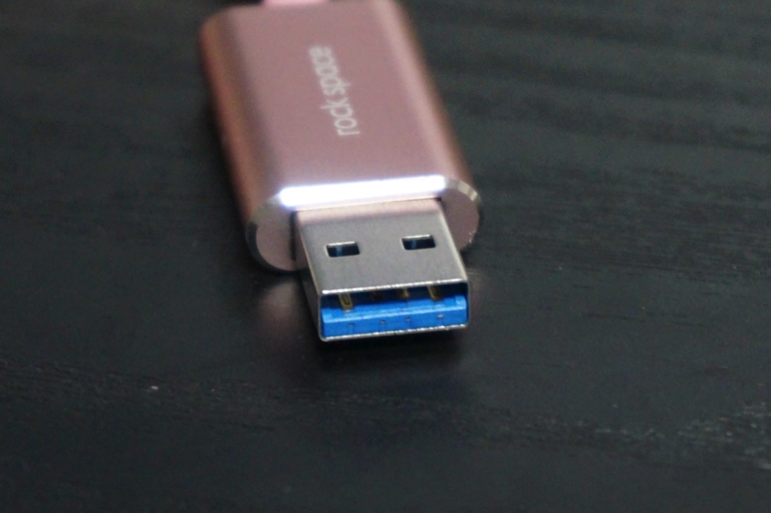 USB3.0の端子が見えている