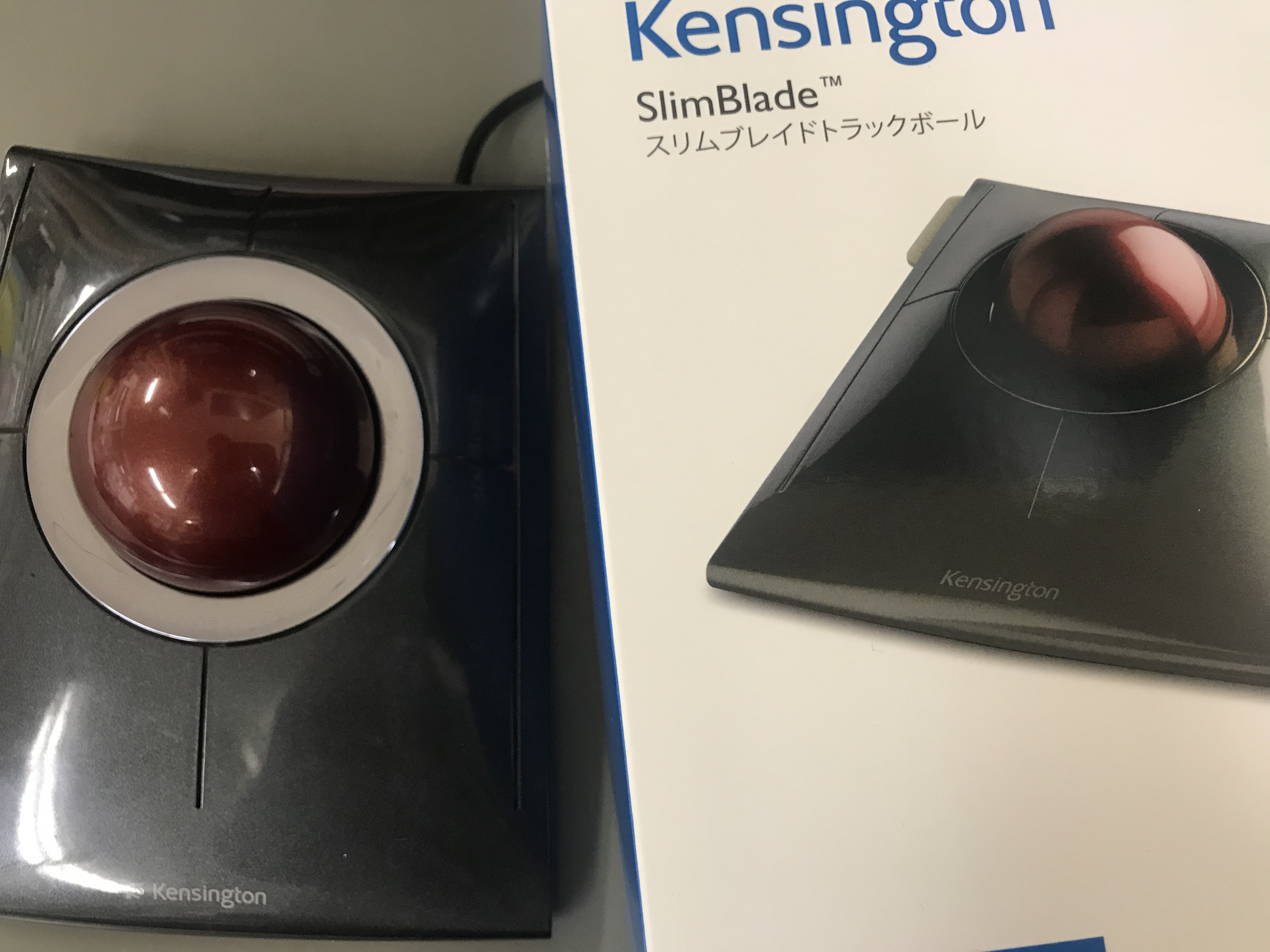 壊れたトラックボールと交換品の写真