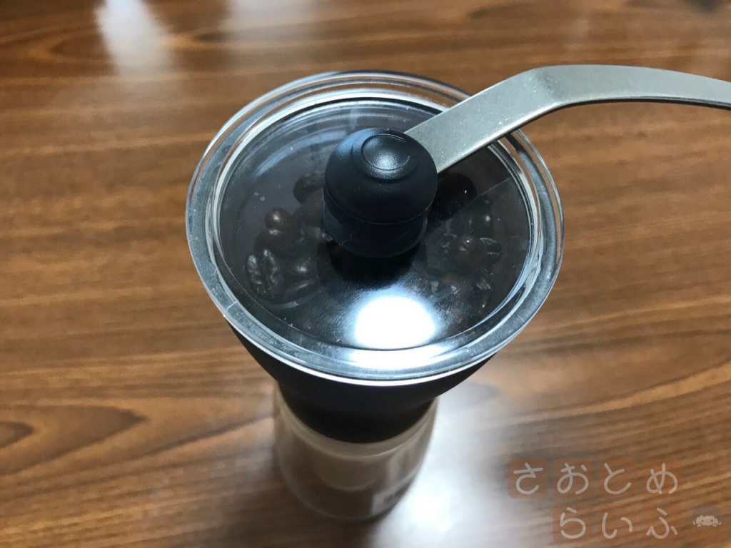 手動のミルで挽く