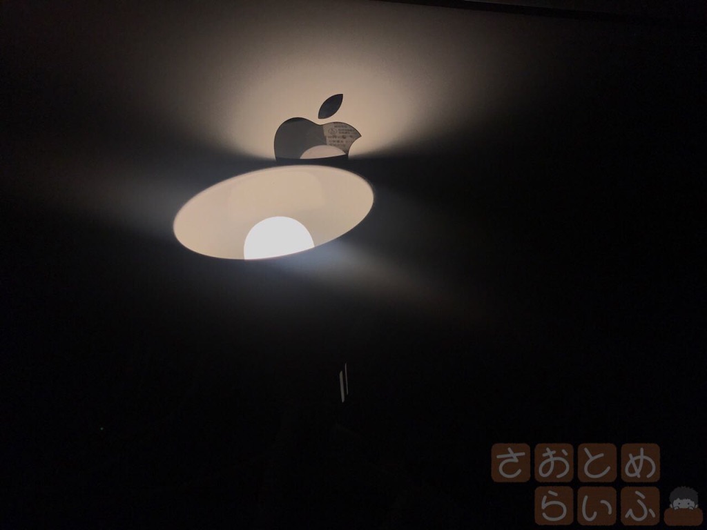 iMacの裏側で照らしている