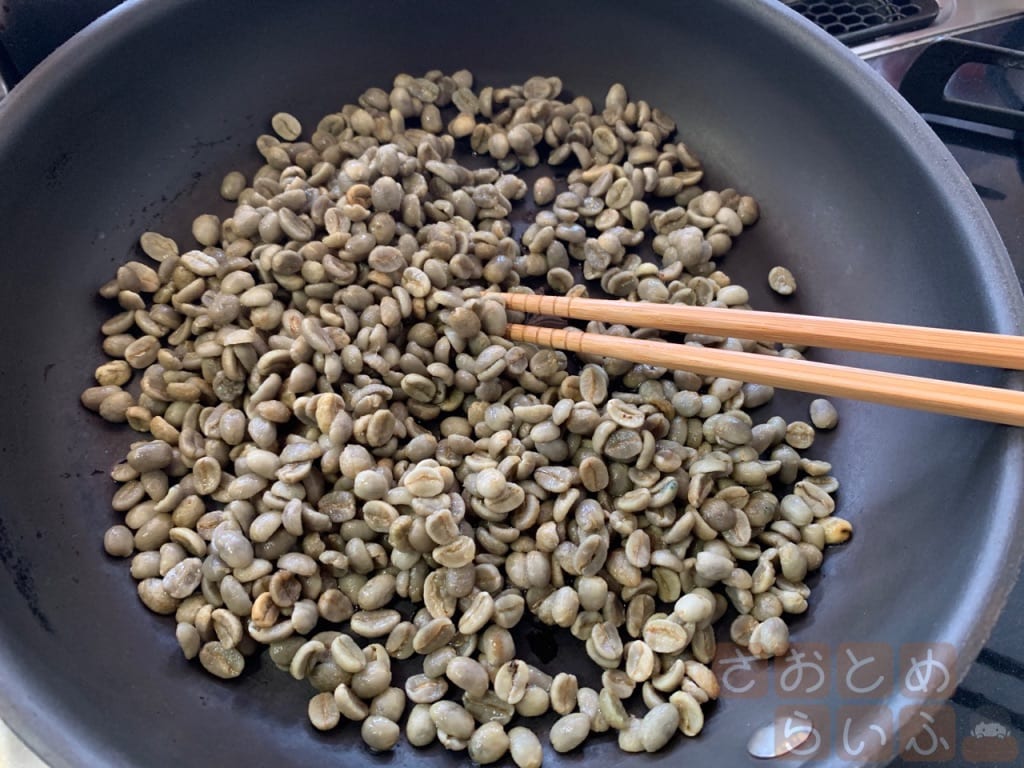 豆を箸でかき混ぜている