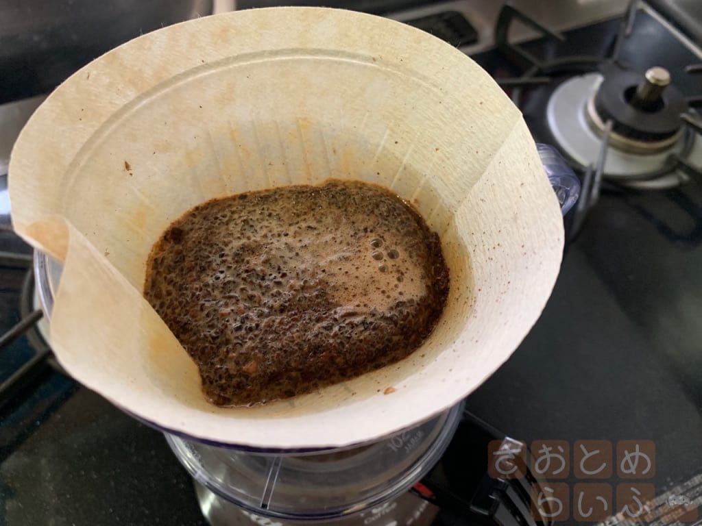 コーヒーの粉を蒸らしている
